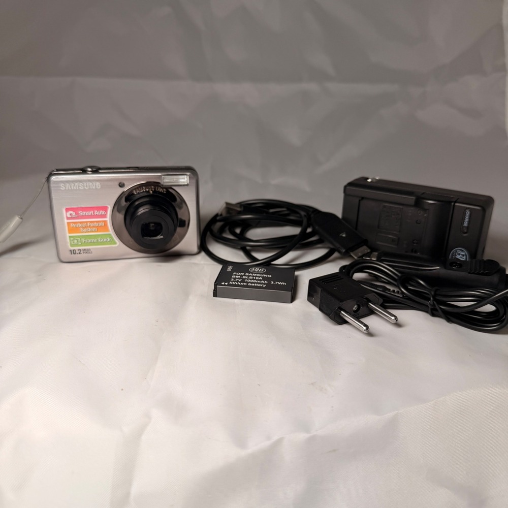 Samsung SL202 Digital Camera 10.2MP 3x Zoom Silver For Repair Bundle Powers On